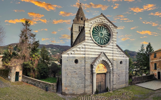 Basílica de la iglesia de Fieschi en Lavagna Italia