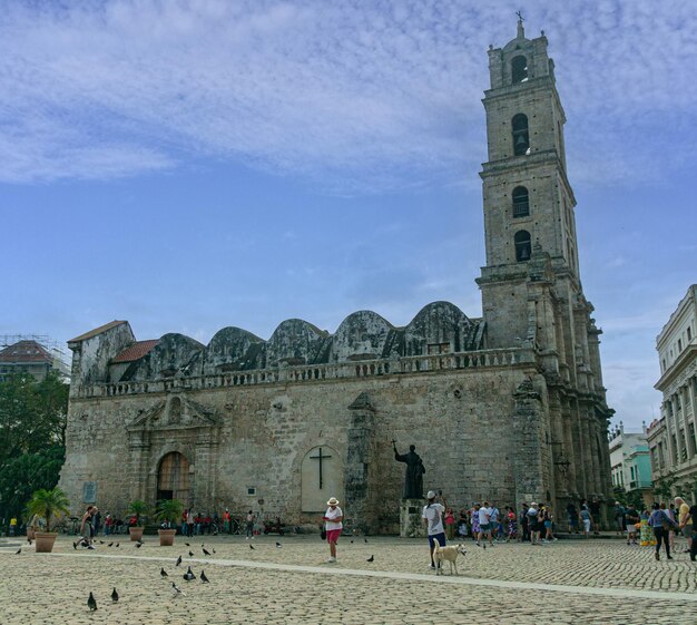 Foto basílica menor de são francisco de assis na praça da velha havana