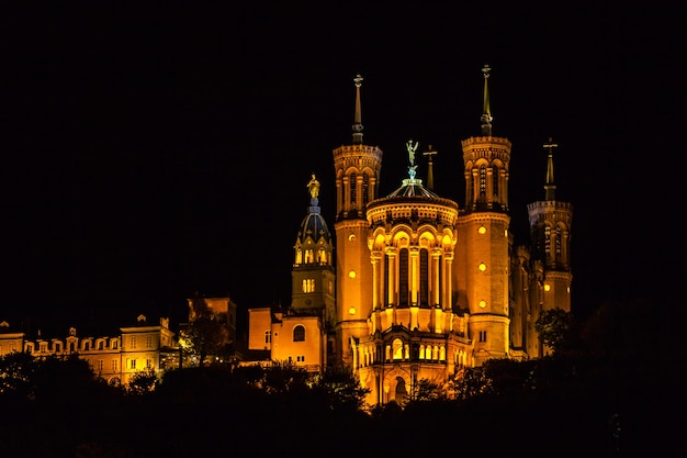 La Basílica de Notre Dame de fourviere en Lyon, Francia por la noche