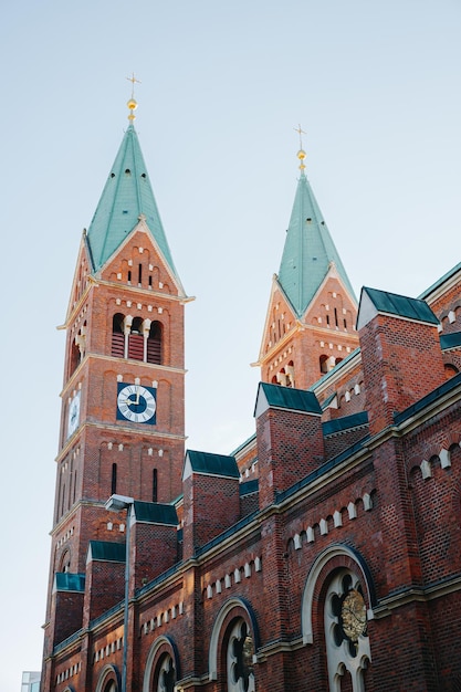 La Basílica de Nuestra Madre de la Misericordia es una iglesia franciscana hecha de ladrillos rojos en Maribor Eslovenia