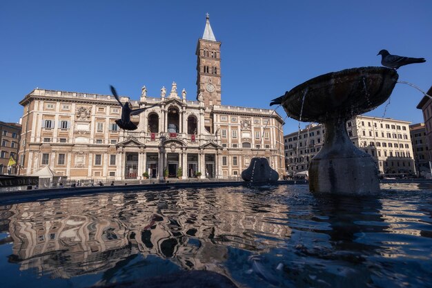 Basílica Papal de Santa Maria Maggiore catedral católica e reflexo de água da fonte Roma Itália