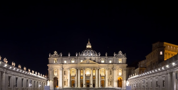 Basílica Papal de São Pedro na Cidade do Vaticano iluminada à noite, projetada por Michelangelo e Bernini