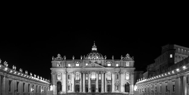 Basílica Papal de São Pedro na Cidade do Vaticano iluminada à noite, projetada por Michelangelo e Bernini