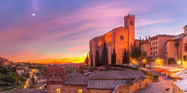 Basílica de San Domenico al atardecer Siena Italia