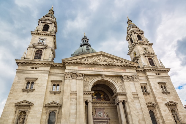 Basílica de San Esteban en Budapest, Hungría y cielo nublado