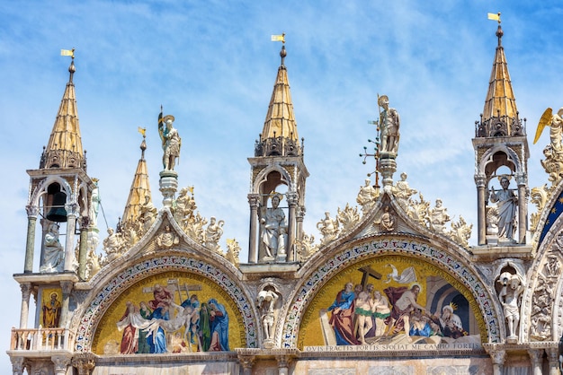 Basílica de San Marcos o San Marco closeup Venecia Italia Es el principal hito en Venecia Hermoso mosaico cristiano del exterior de la iglesia de lujo