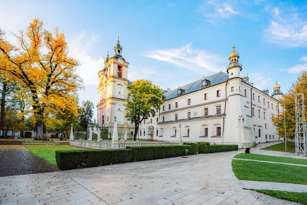 Basílica de San Miguel el Arcángel famoso punto de referencia en Cracovia Polonia Paisaje en la costa del río Wisla