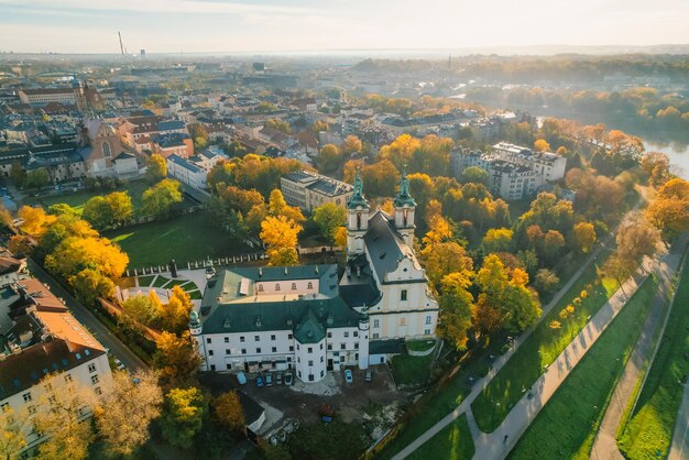 Basílica de San Miguel Arcángel, punto de referencia en Cracovia, Polonia Paisaje pintoresco en la costa del río Wisla