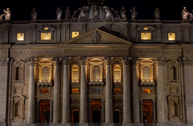 Basílica de San Pedro en la noche