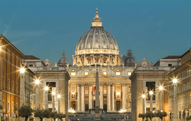 Foto la basílica de san pedro de noche