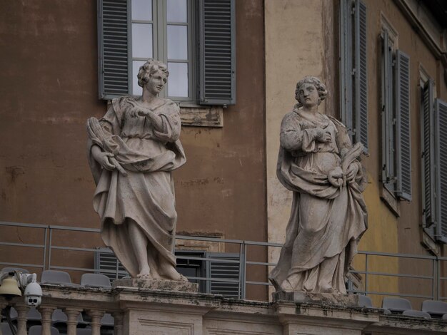 basílica de san pedro roma detalle de la estatua en el techo de las columnas