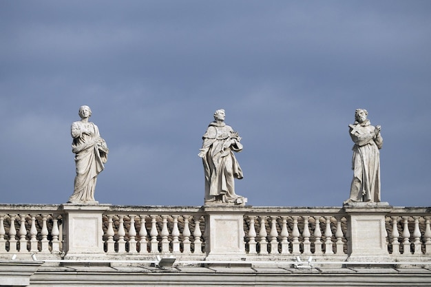 basílica de san pedro roma detalle de la estatua en el techo de las columnas