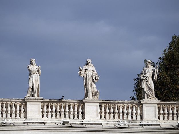 basílica de san pedro roma detalle de la estatua en el techo de las columnas
