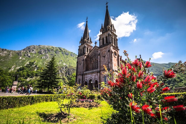 Foto basílica de santa maría covadonga asturias españa