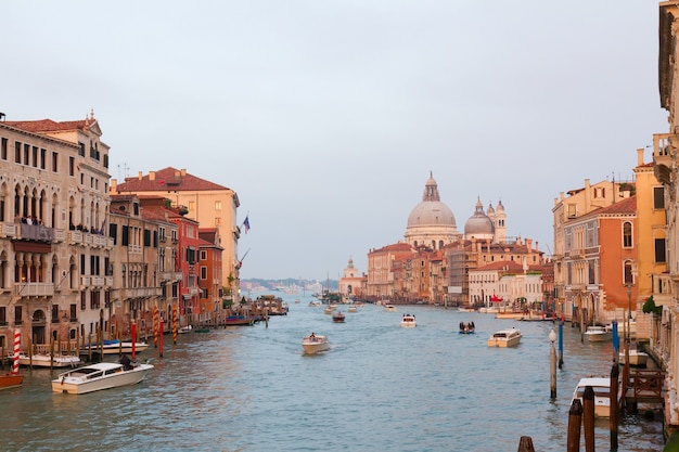 Basílica de Santa Maria della Salute y agua del Gran Canal al atardecer, Venecia, Italia