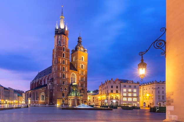 Basilika der Heiligen Maria auf dem mittelalterlichen Hauptmarktplatz in der Altstadt in der regnerischen Nacht, Krakau