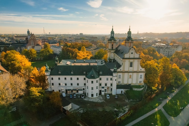 Basilika des Erzengels Michael Wahrzeichen in Krakau Polen malerische Landschaft an der Küste des Flusses Wisla