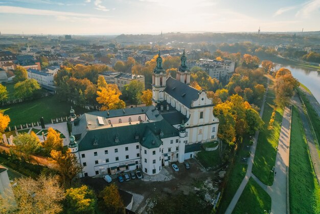 Basilika des Erzengels Michael Wahrzeichen in Krakau Polen malerische Landschaft an der Küste des Flusses Wisla