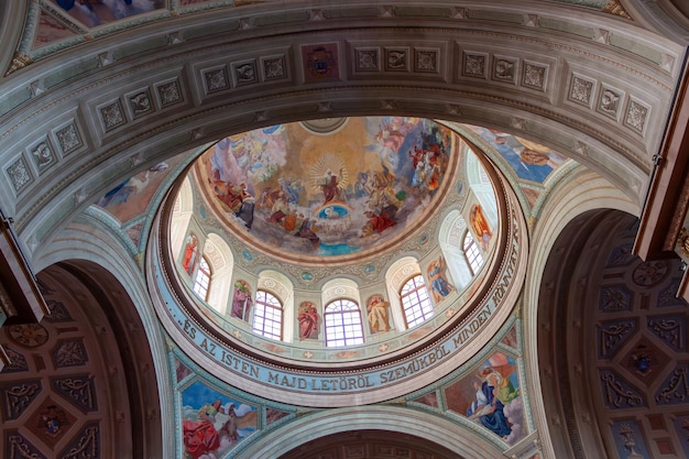 Basilika des Heiligen Johannes, des Apostels und Evangelisten, des Heiligen Michaels und der Unbefleckten Empfängnis Hochwertiges Foto