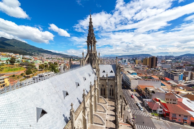 Basilika des nationalen Gelübdes gegen den Himmel in der Stadt