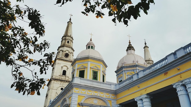 Basilika unserer Frau der Gnaden gegen den Himmel