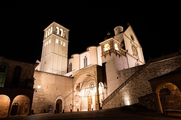 Basilika von Assisi bei Nacht, Region Umbrien, Italien. Die Stadt ist berühmt für die wichtigste italienische Basilika, die dem heiligen Franziskus gewidmet ist - San Francesco.