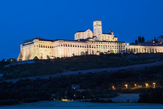 Basilika von Assisi bei Nacht Region Umbrien Italien Die Stadt ist berühmt für die wichtigste italienische Basilika, die dem heiligen Franziskus San Francesco gewidmet ist