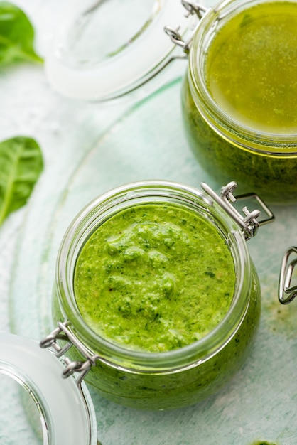 Basilikum-Pesto im Glas Nahaufnahme Hausgemachtes gesundes Essen Italienisches Pasta-Rezept