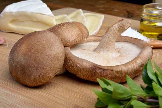 Basilikum Tomate und Brie Shitake Pilz Italienisches Bruschetta Mise En Place