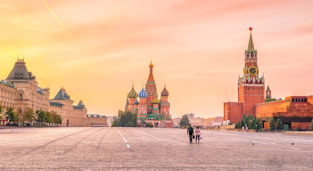 Basilius-Kathedrale am Roten Platz in Moskau, Russland bei Sonnenaufgang