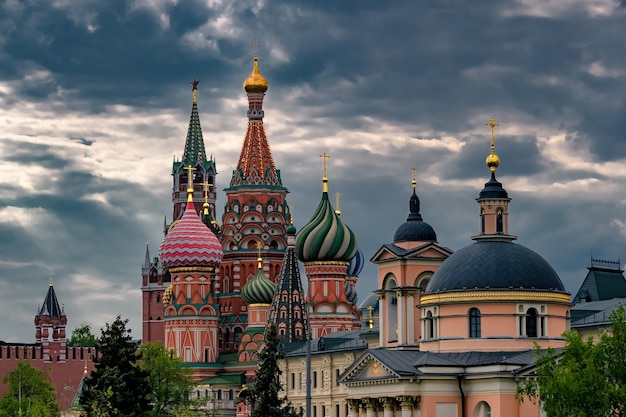 Basilius-Kathedrale auf dem Roten Platz Moskau Russland Der alte Moskauer Kreml ist die wichtigste Touristenattraktion der Stadt Alte Architektur von Moskau am Abend Berühmte Wahrzeichen Moskaus im Sommer