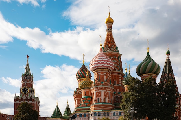 Basilius-Kathedrale auf dem Roten Platz und die Kreml-Uhr in Moskau, Russland