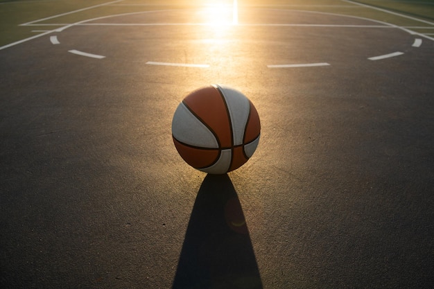 Basketball als Sport- und Fitnesssymbol einer Team-Freizeitaktivität, die Kopienraum spielt