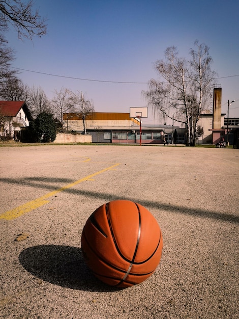 Foto basketball an einem sonnigen tag