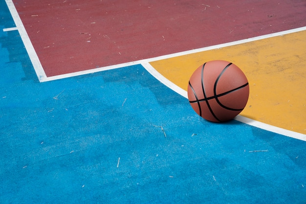 Basketball auf dem bunten Boden