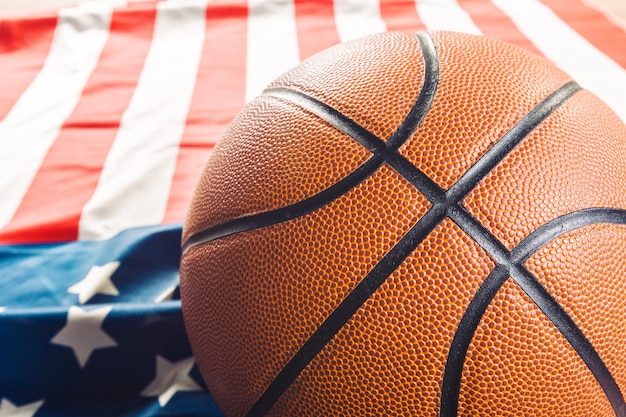 Basketball auf der amerikanischen Flagge