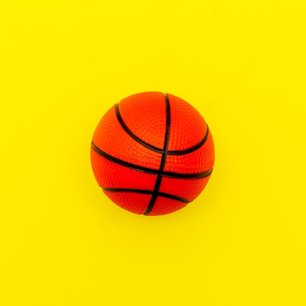 Basketball auf gelbem Hintergrund Minimaler Stil