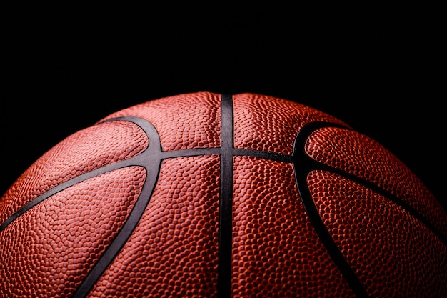 Basketball auf schwarz