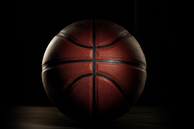 Basketball Ball. Professionelle Sportausrüstung auf schwarzem Studiohintergrund isoliert. Konzept von Sport, Führung, Wettbewerb, gesunder Lebensstil in Bewegung und Aktion, Training. Nahaufnahme, Exemplar.