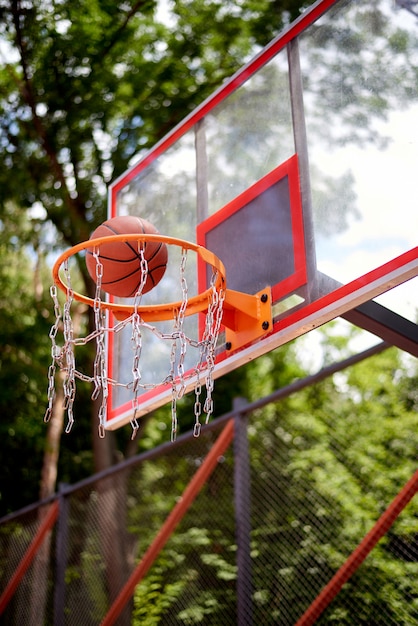 Basketball in den Reifen