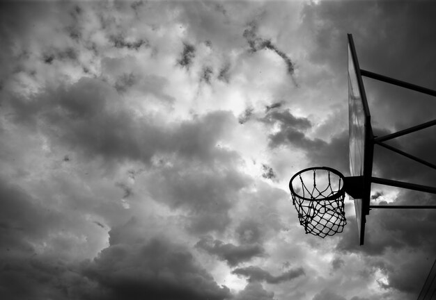 Basketball-Rückwand mit einem Ring auf der Straße auf dem Spielplatz vor dem Hintergrund des Himmels