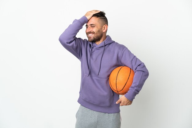 Basketball-Spieler-Mann isoliert auf weißem Hintergrund hat etwas erkannt und beabsichtigt die Lösung