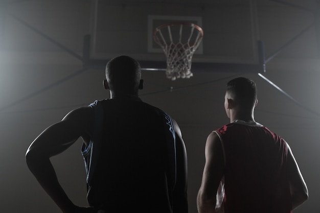 Basketball-Spieler zwei, der den Basketballkorb schaut