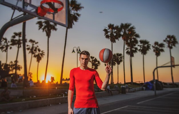 Basketball-Straßenspieler mit Basketballball im Freien, der Basketball ausbalanciert