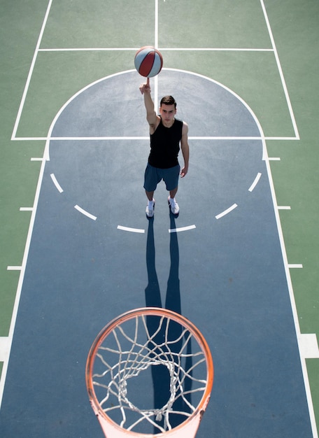 Basketball-Street-Spieler mit Basketballball im Freien Handspinnender Basketballball Balancierender Basketball am Finger