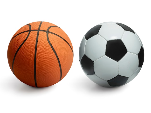 Basketball- und Fußballbälle getrennt auf Weiß