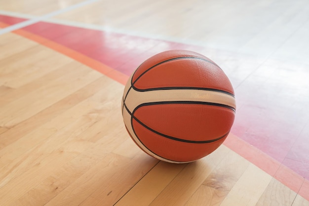 Basketballball auf dem Platz in Nahaufnahme