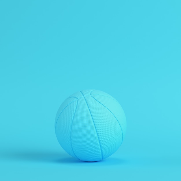 Basketballball auf hellblauem Hintergrund