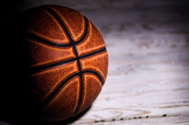 Basketballball auf Holz