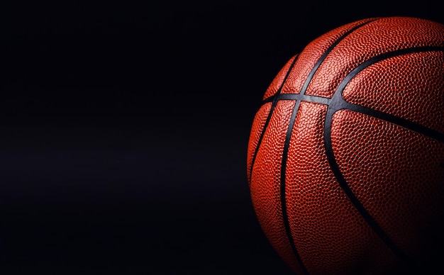 Basketballball auf schwarzem Hintergrund